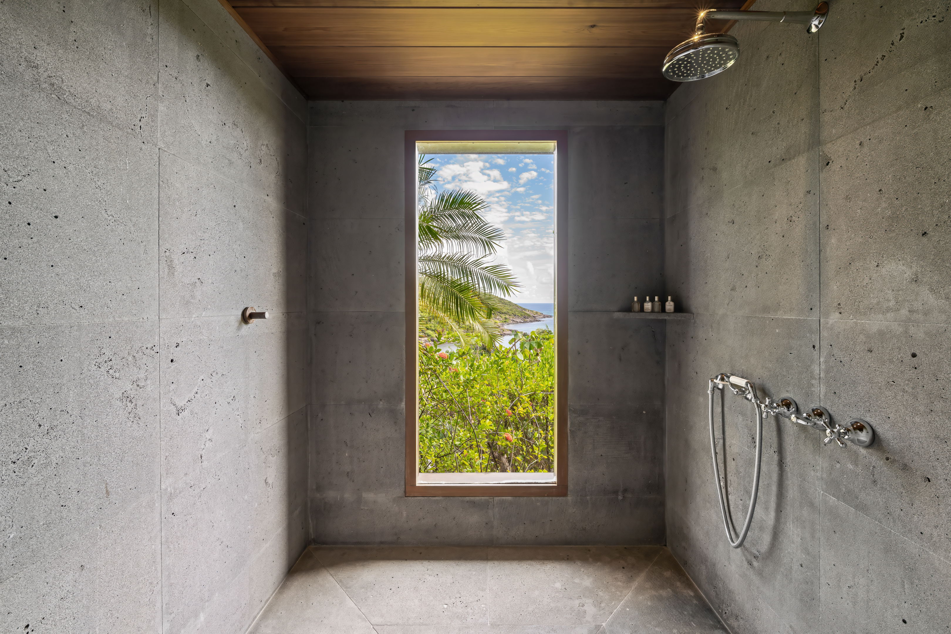 King size bed, air conditioning, HD-TV, Apple TV, safe, large dressing room. En-suite bathroom, wash basins, shower. The bedroom opens onto a private terrace. 