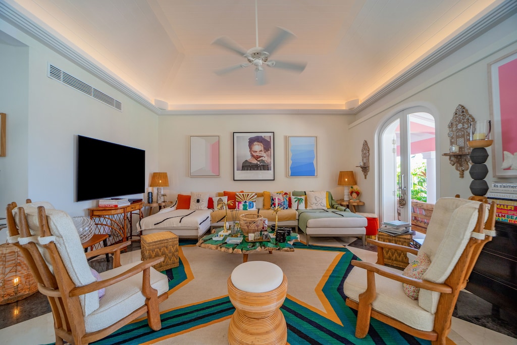 Air conditioning, ceiling fan, HD-TV, Dish network, Apple TV. Outdoor lounge area on the covered terrace.