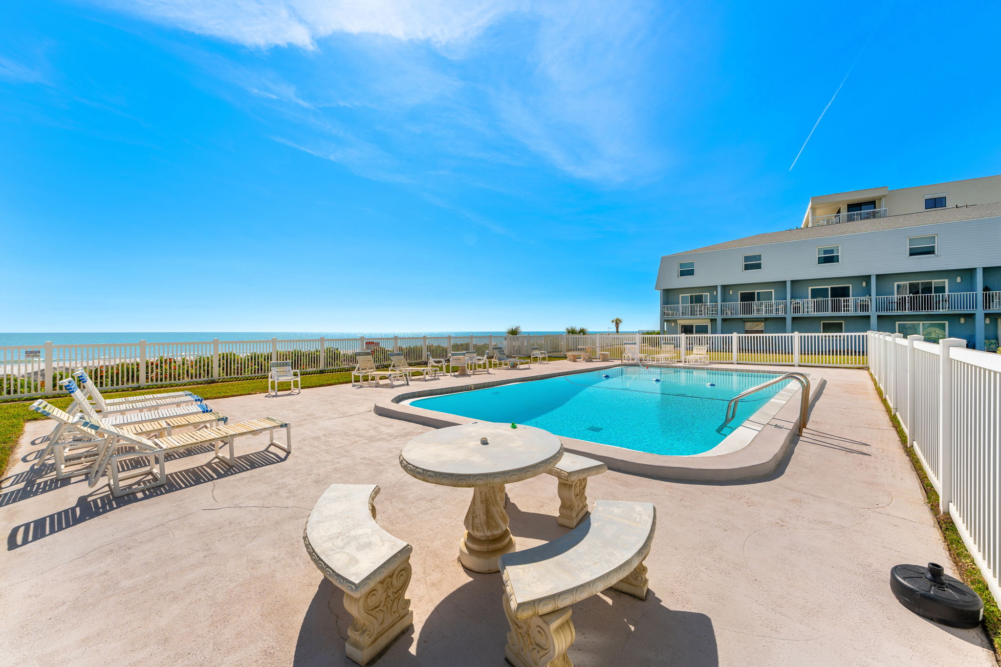 Relax while overlooking the endless horizon.