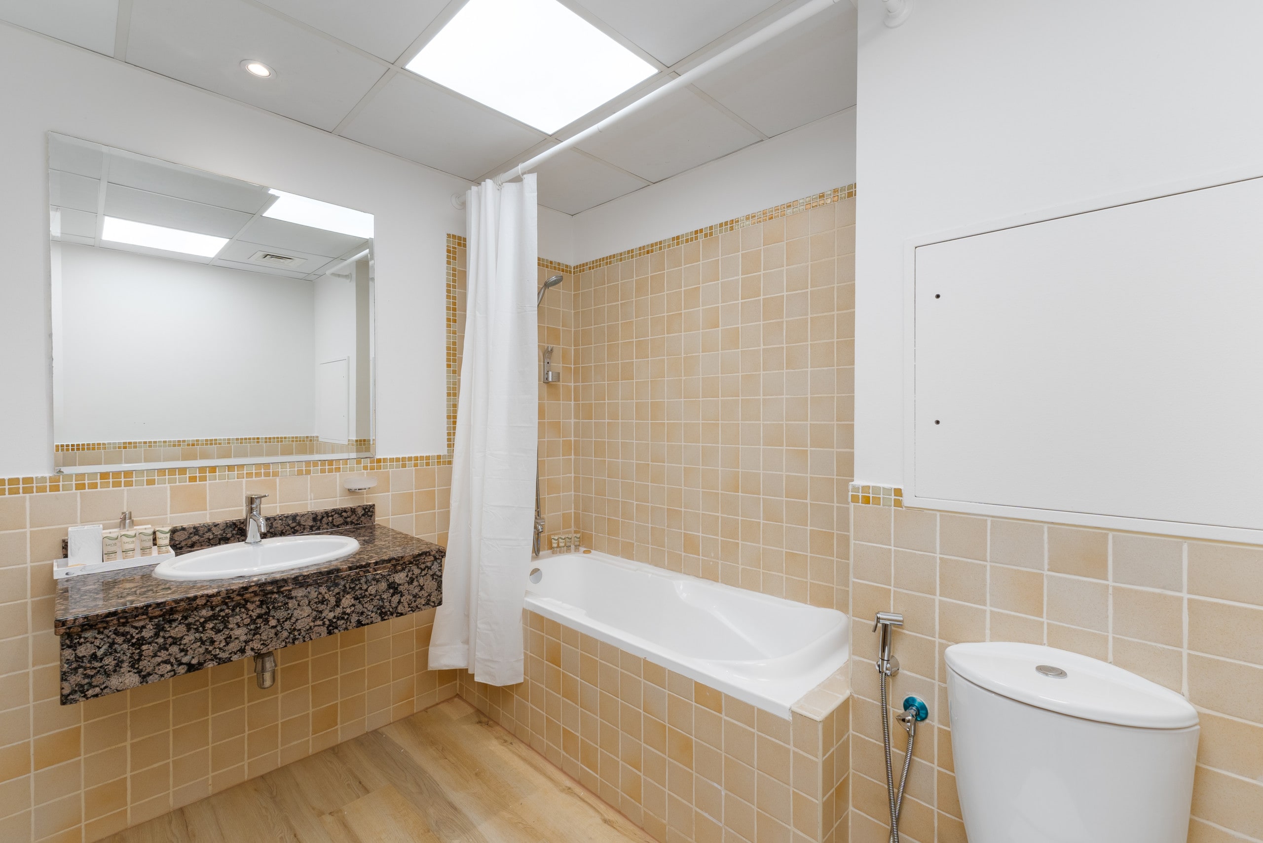 Chic JBR 2BR w/ Pool and Gym, Marina Views