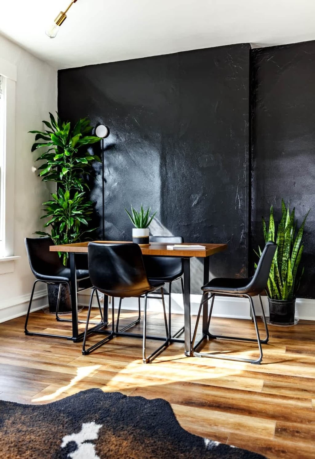 natural light & cozy seating make this the perfect dining spot 

