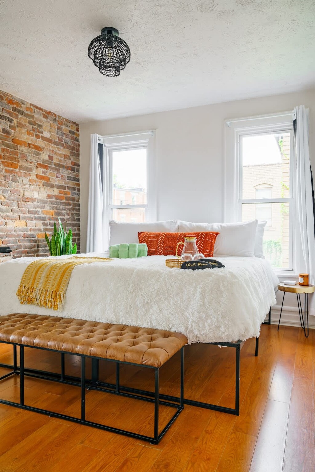 sleep in style, our full bedroom provides a comfortable bed, soft linens, and extra pillows, making it ideal for families and groups! a clean and modern space to unwind 