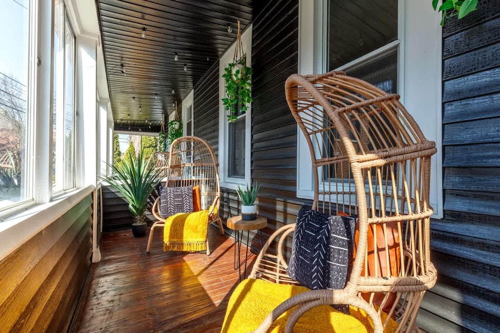 Superhost Airbnb
cozy front porch with plenty of natural light ☀️ the perfect spot to sip your morning coffee & unwind in a peaceful setting!
