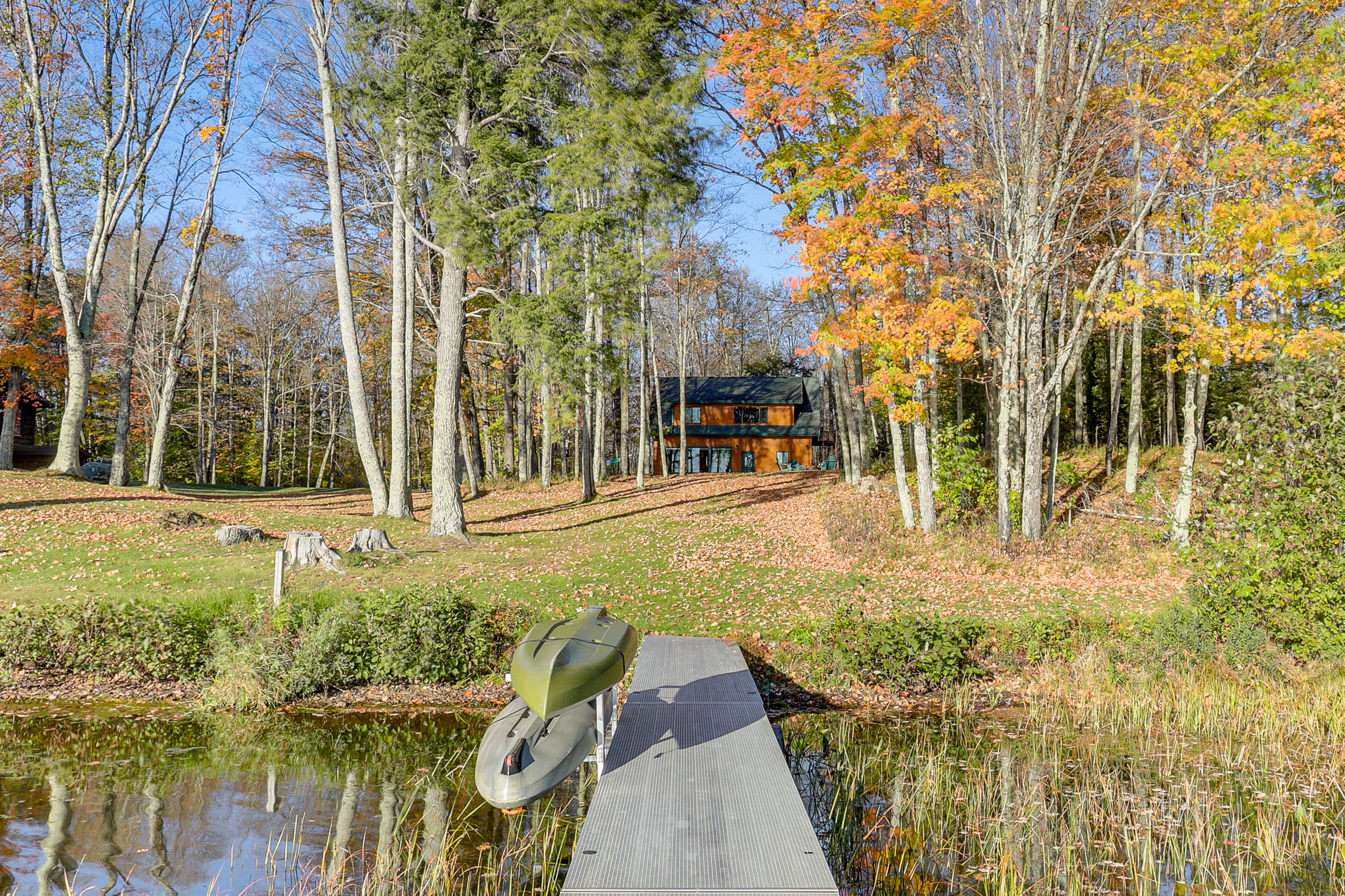 Private Dock, BBQ Ready: Lakefront Fifield Home!