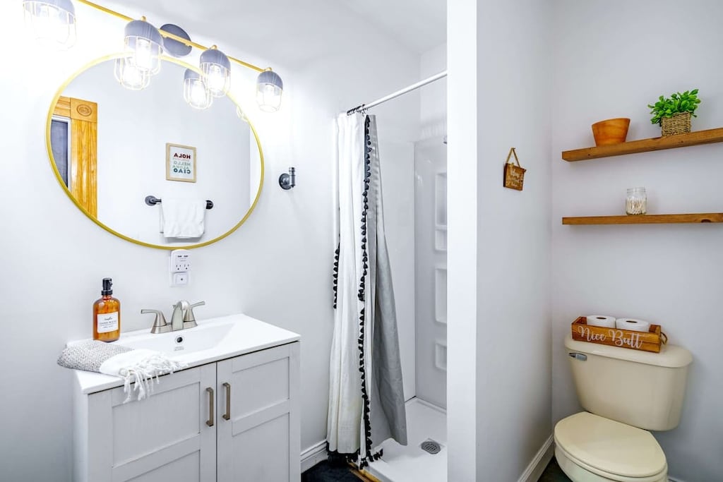 Guest Favorite Airbnb
 Our inviting entryway sets the tone for your stay, with a rustic vibe, clean & neat paths, and decorative touches. It’s the perfect first impression of our cozy home
