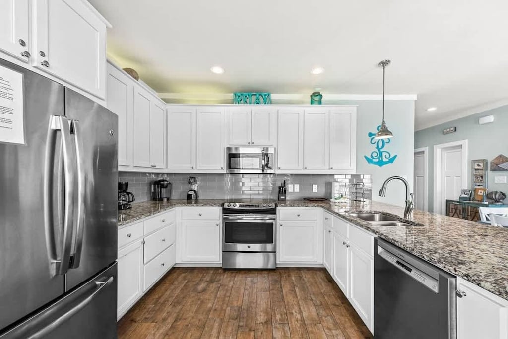 Spacious kitchen with all cookware for your family meals!