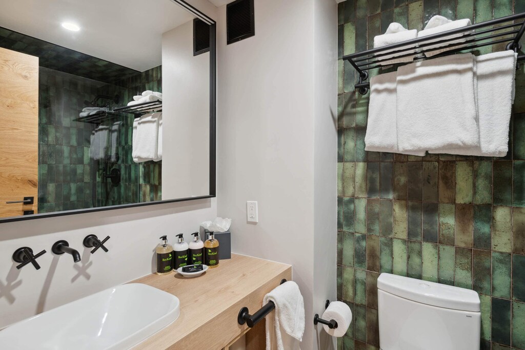 lodgetower-486-0586_53456789083_o