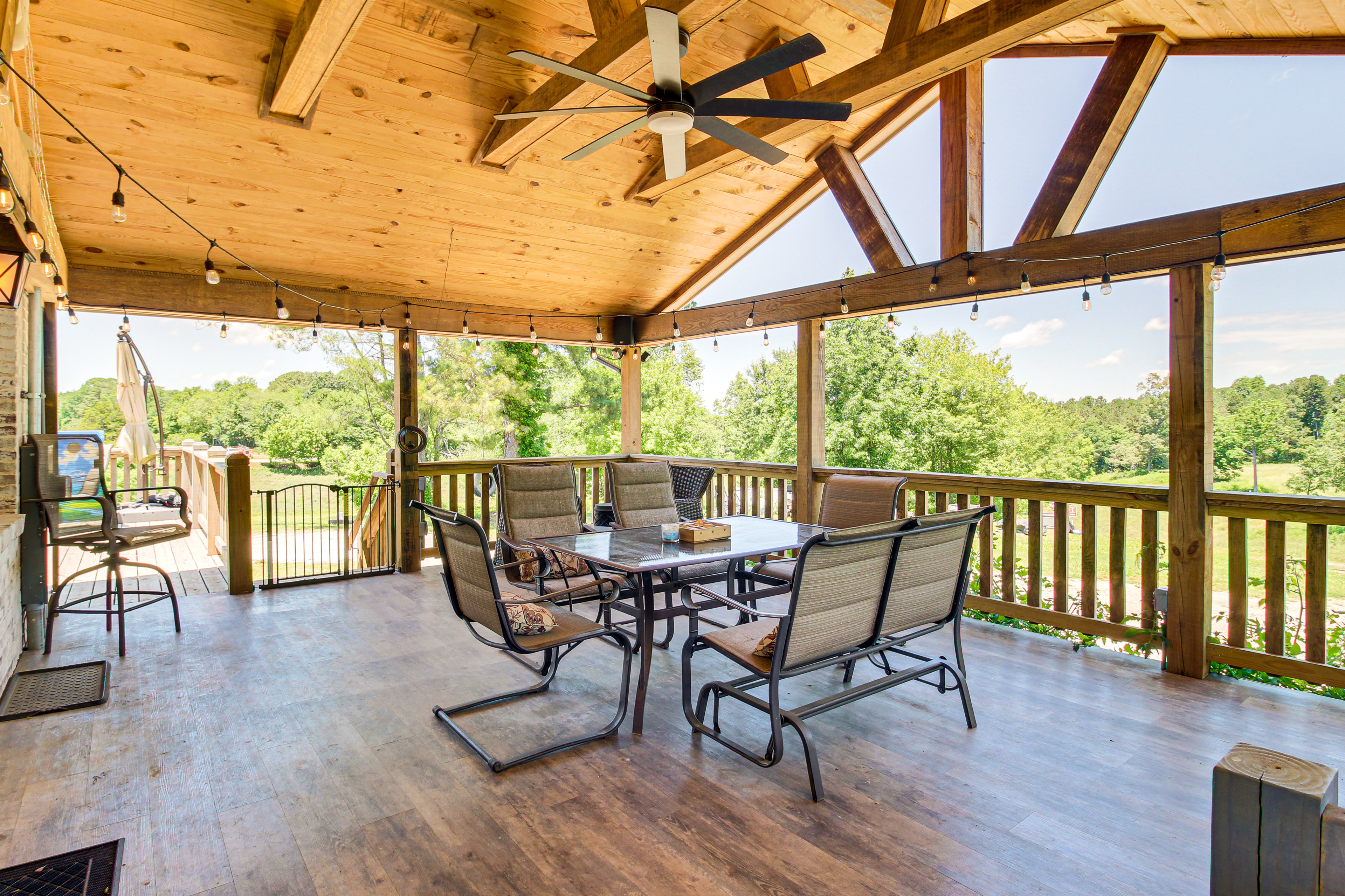 Great Outdoor Space: 'Margy's Farmhouse' in Jasper