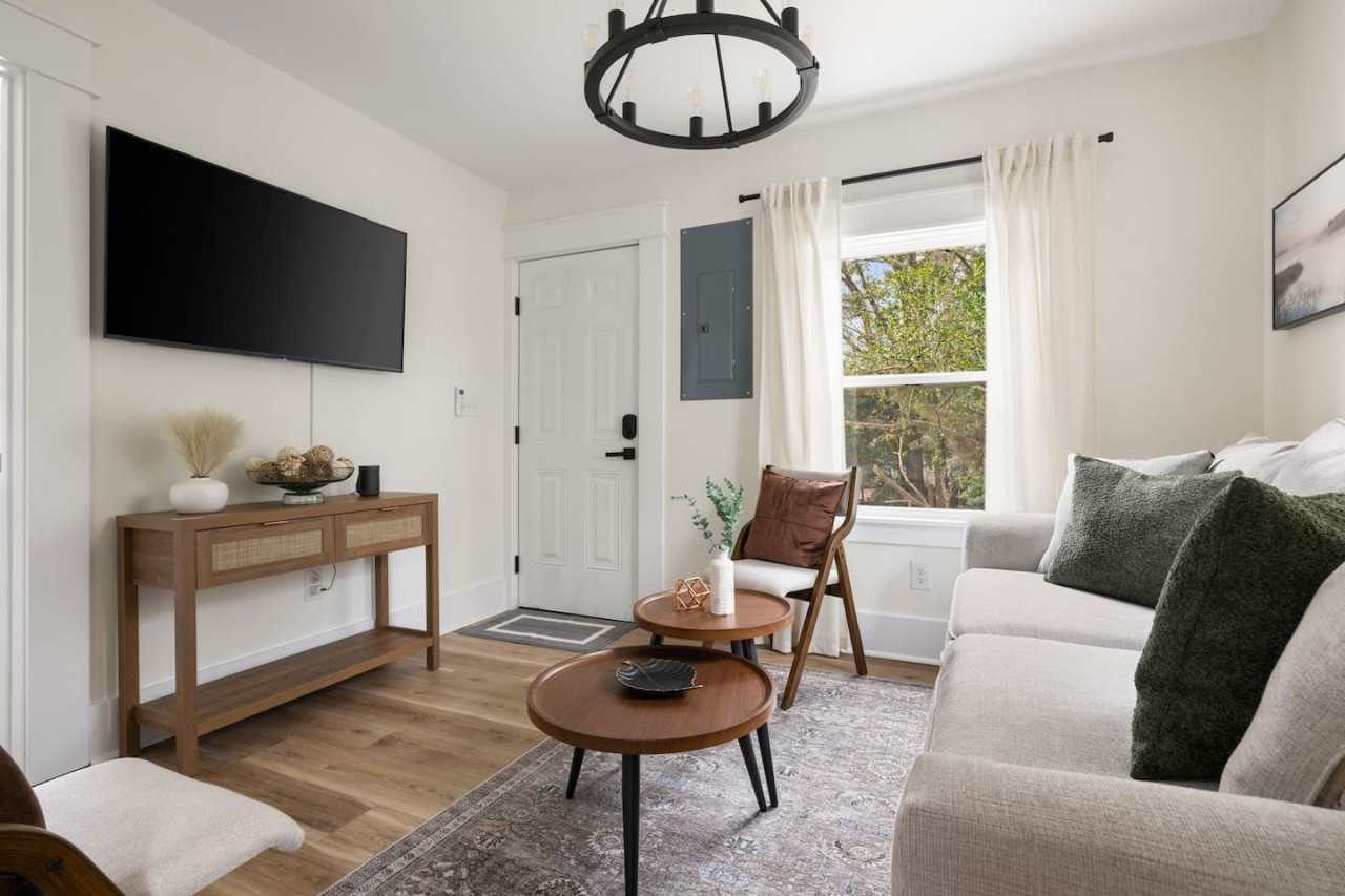 7 BR Triplex - Newly Renovated! Close to Downtown