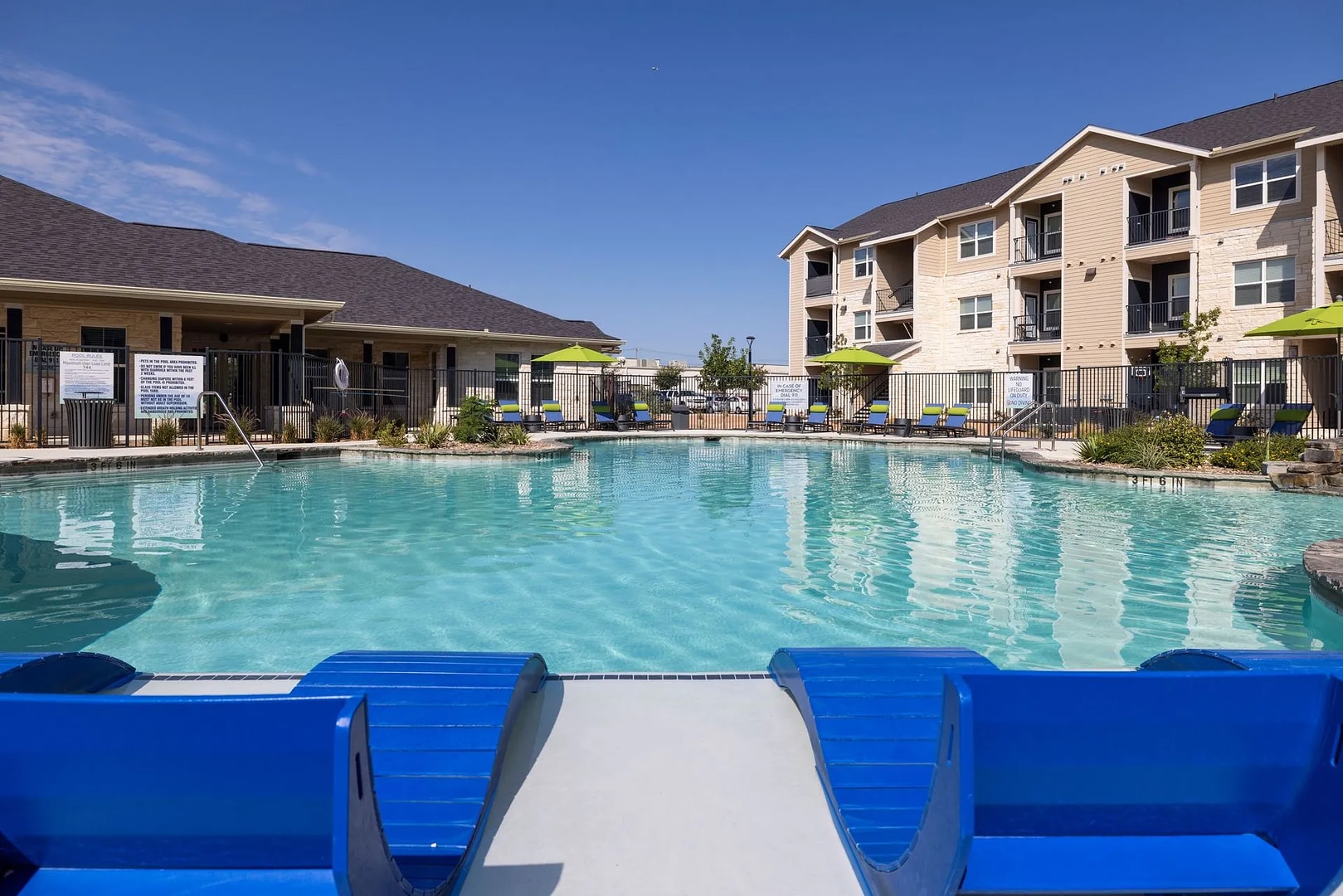 Modern 1BD, Pool, Gym Modern 1BD, Pool, Gym