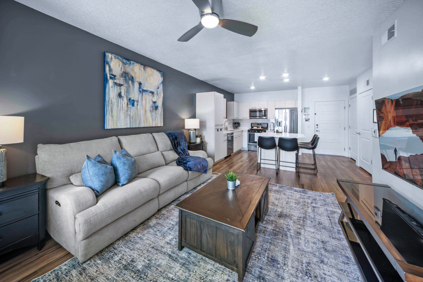 Deluxe Central 1BR 1BA Pool Hot Tub Gym Parking