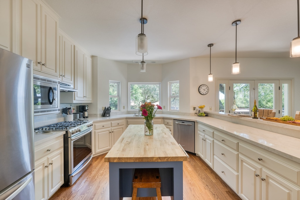 Fully equipped kitchen.