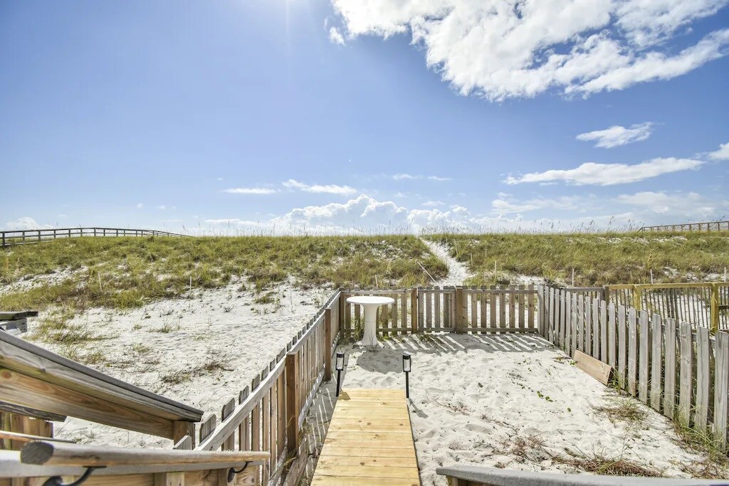 Small fenced in Gulf yard for your pup