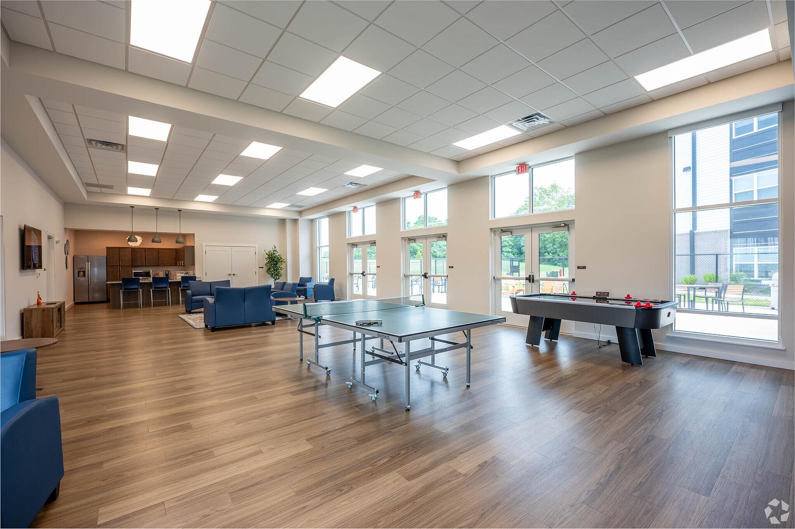 Stunning 2BD, Gym, Courtyard Stunning 2BD, Gym, Courtyard