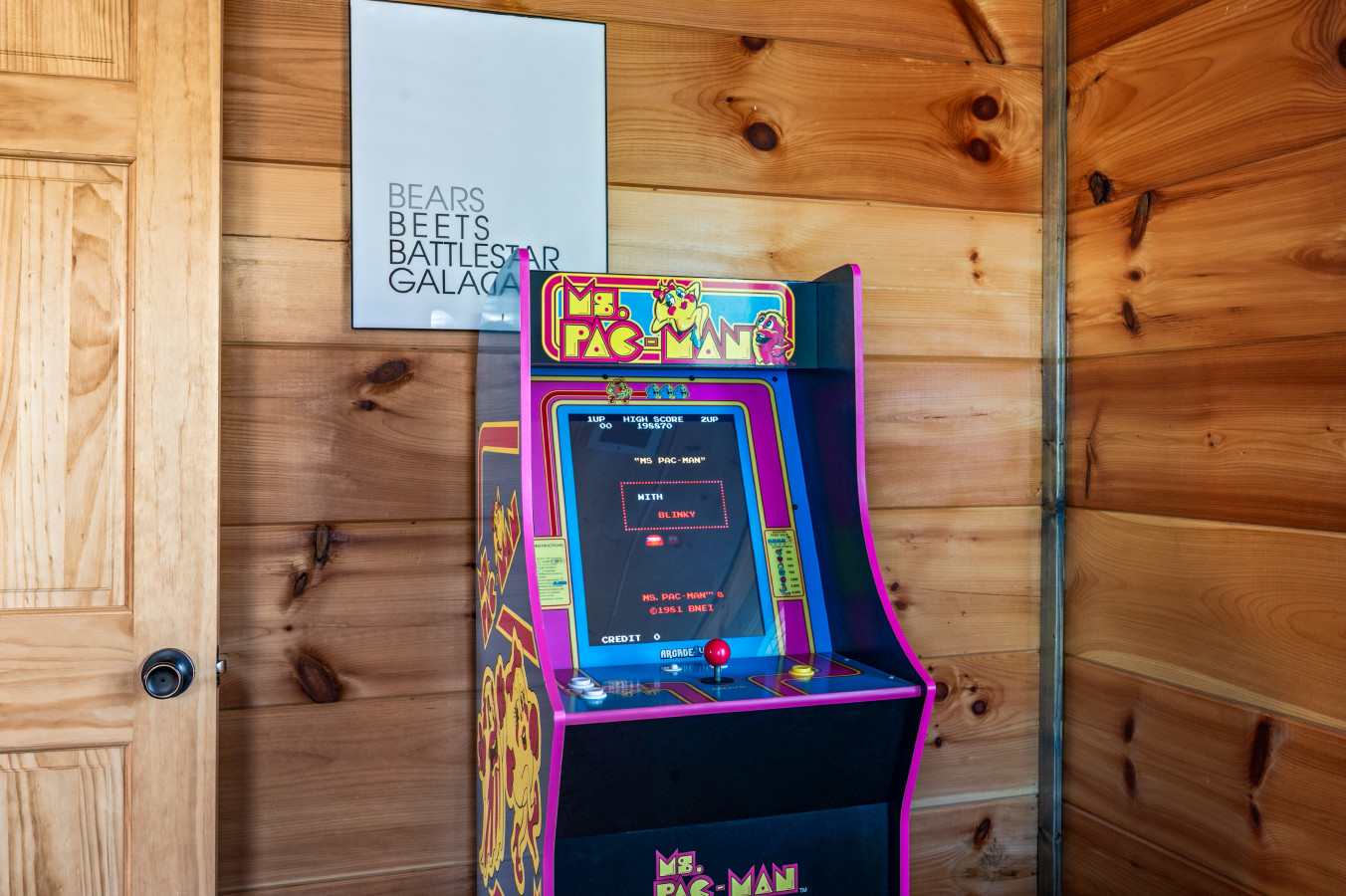 Luxury Cabin w/ Games, Fireplace, BBQ Grill & King Bedrooms