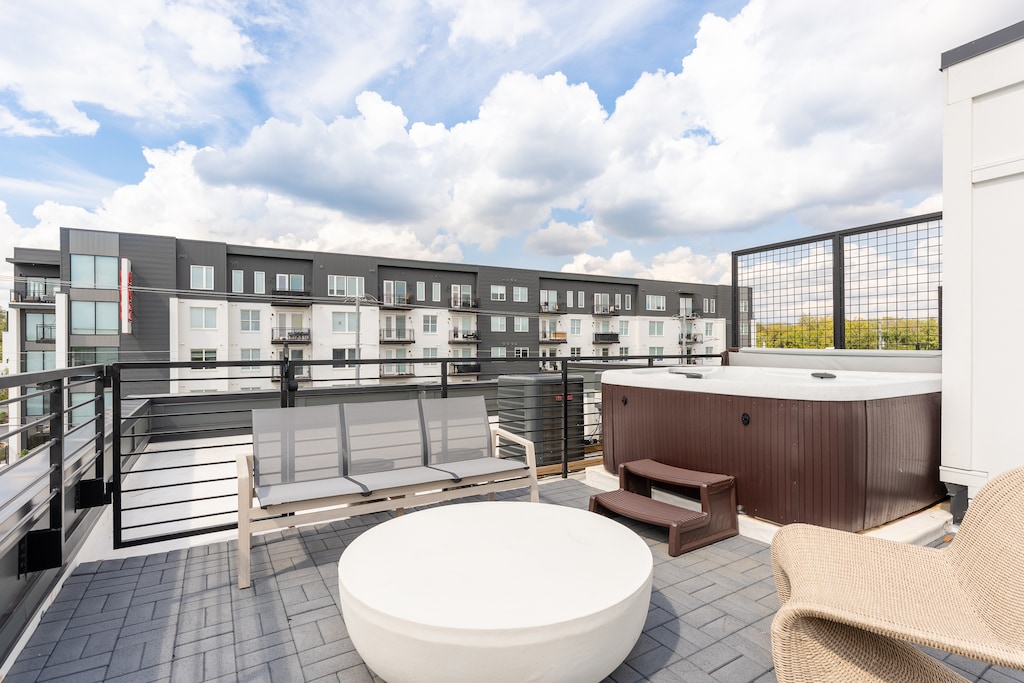 The Mira Rooftop - Hot Tub