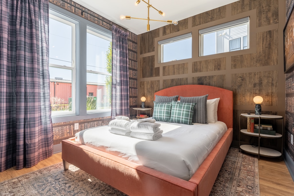 The Mira Bedroom - Queen Bed