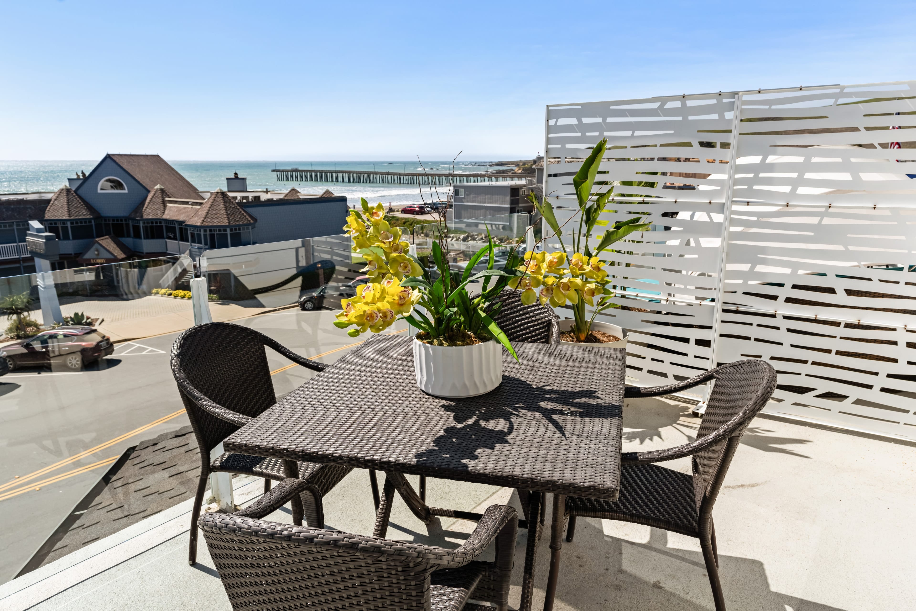 Outdoor dining table. (Cayucan Bungalow 224) Outdoor dining table. (Cayucan Bungalow 224)