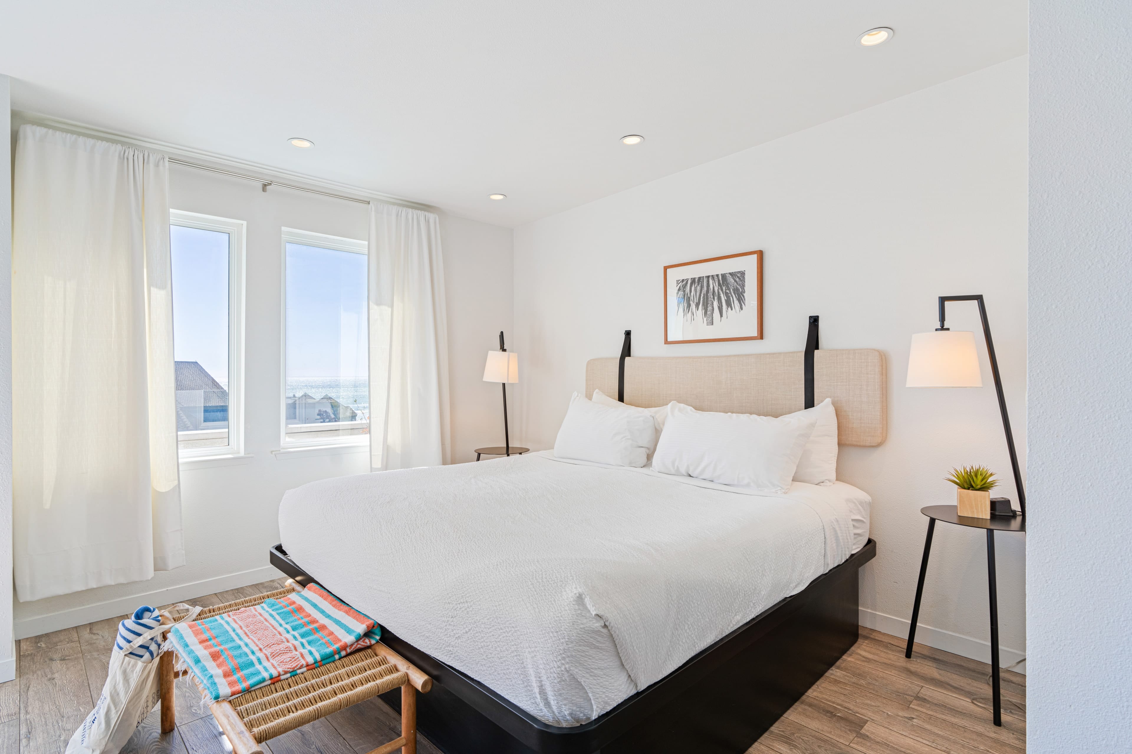 King-sized bed. (Cayucan Bungalow 330) King-sized bed. (Cayucan Bungalow 330)