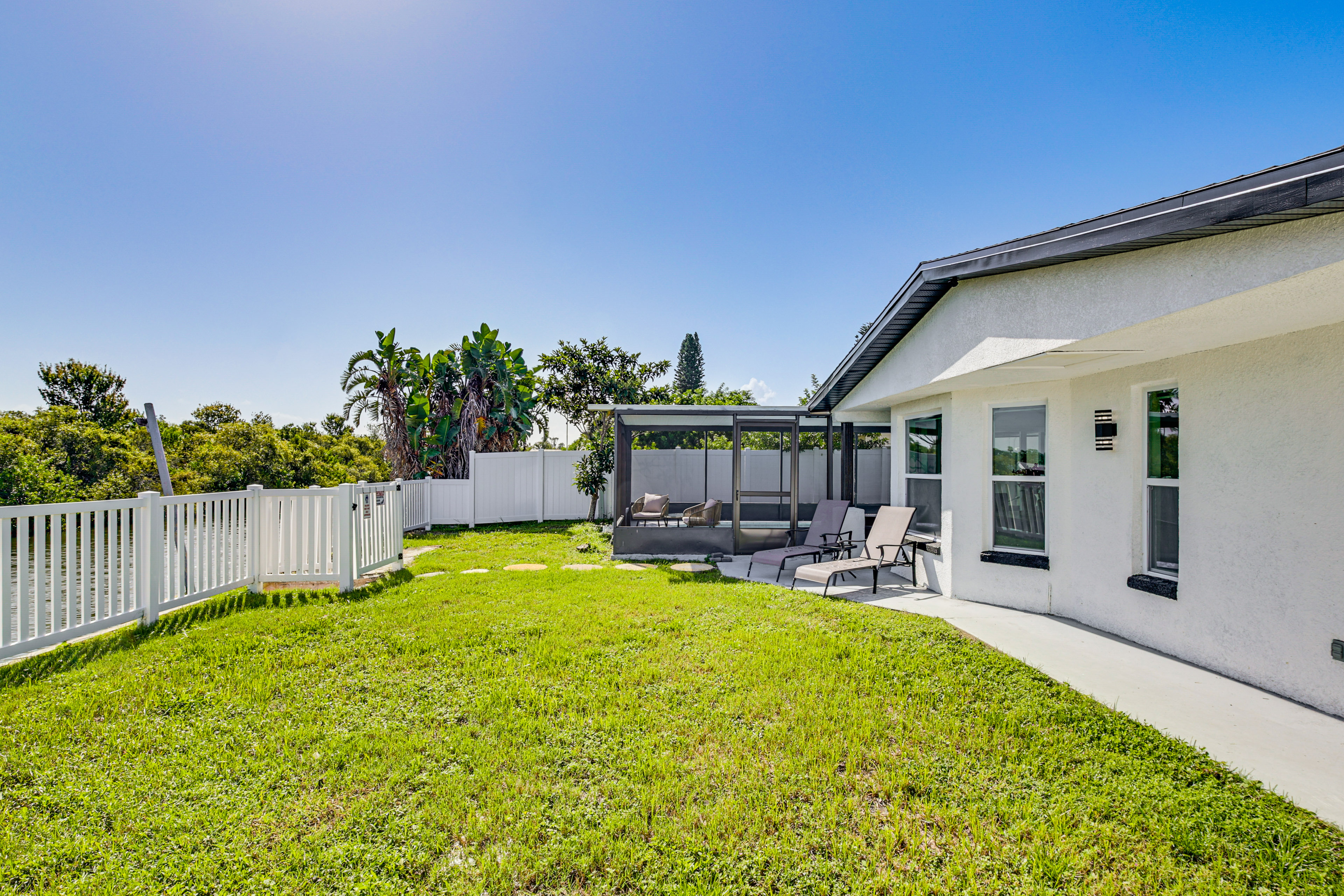 Canal-Front Holiday Home Near Beach: Swim & Paddle