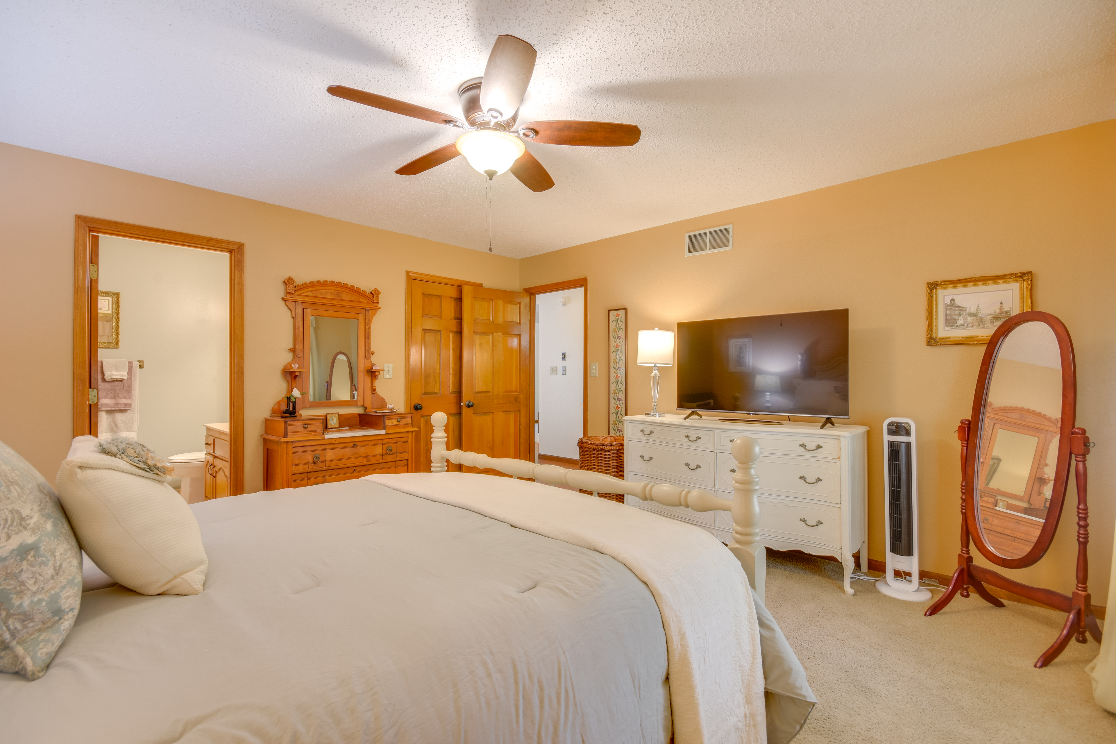 3 Mi to Dtwn Jefferson City: Family Home w/ Deck