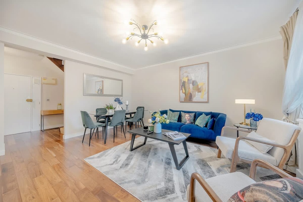 Rooms: Living area