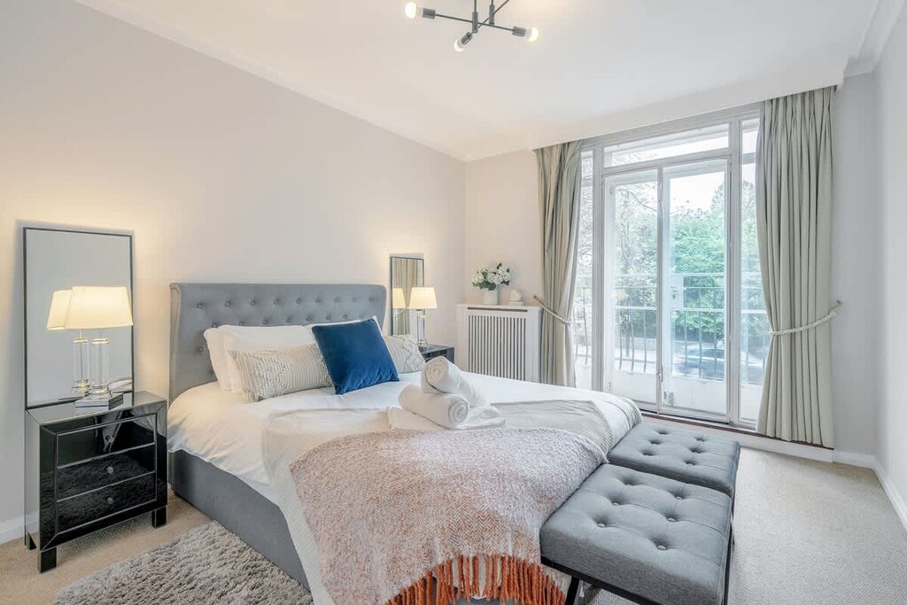 Rooms: Bedroom