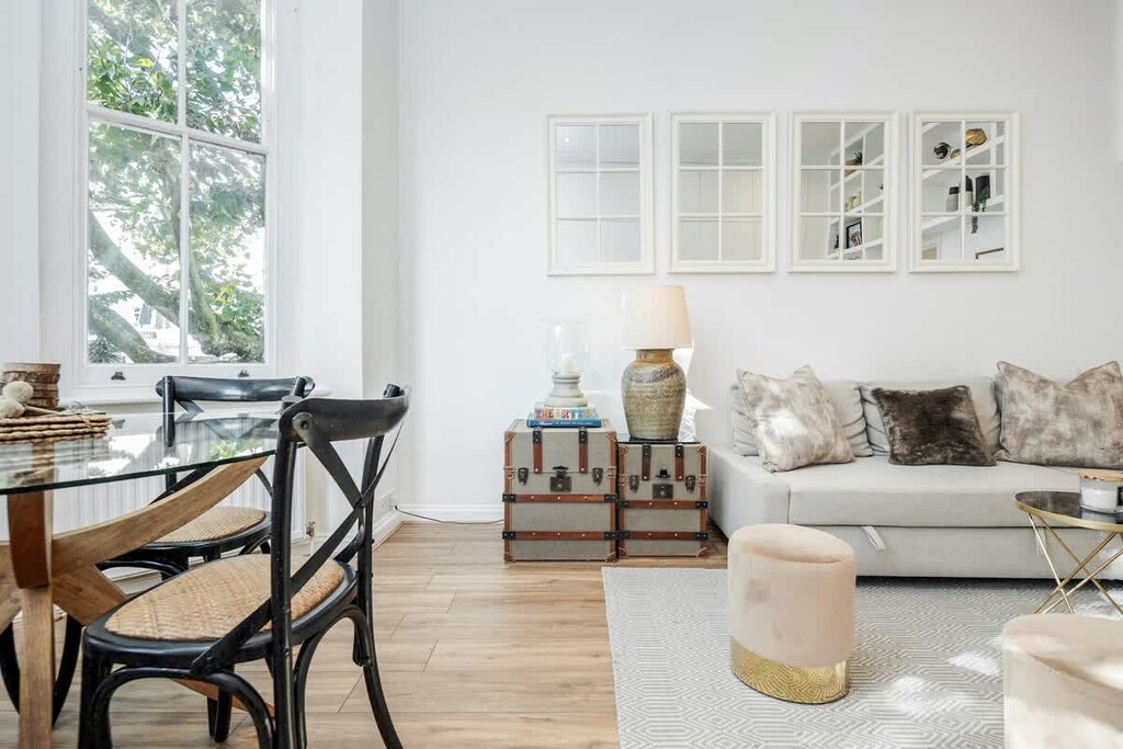 Rooms: Living area