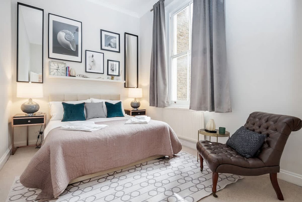Rooms: Bedroom