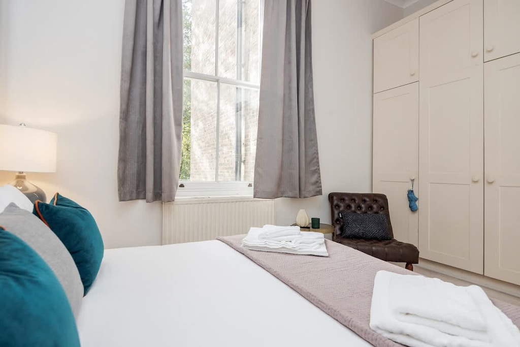 Rooms: Bedroom