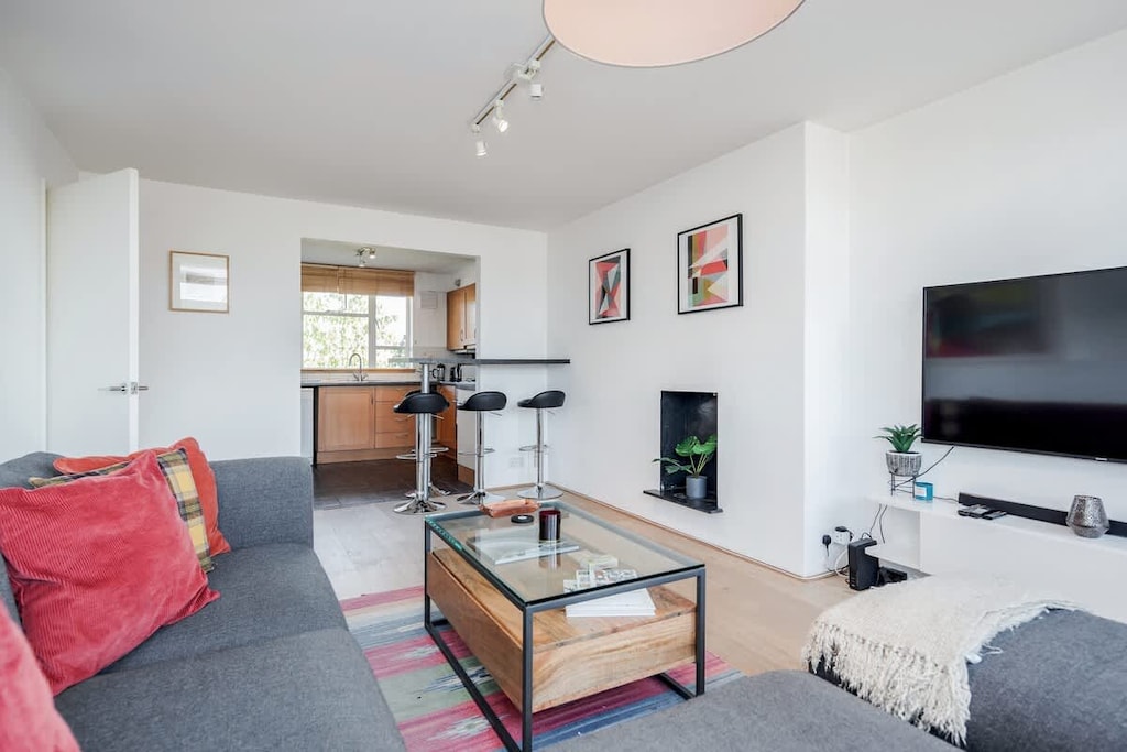 Rooms: Living area