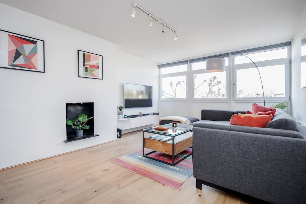 Rooms: Living area