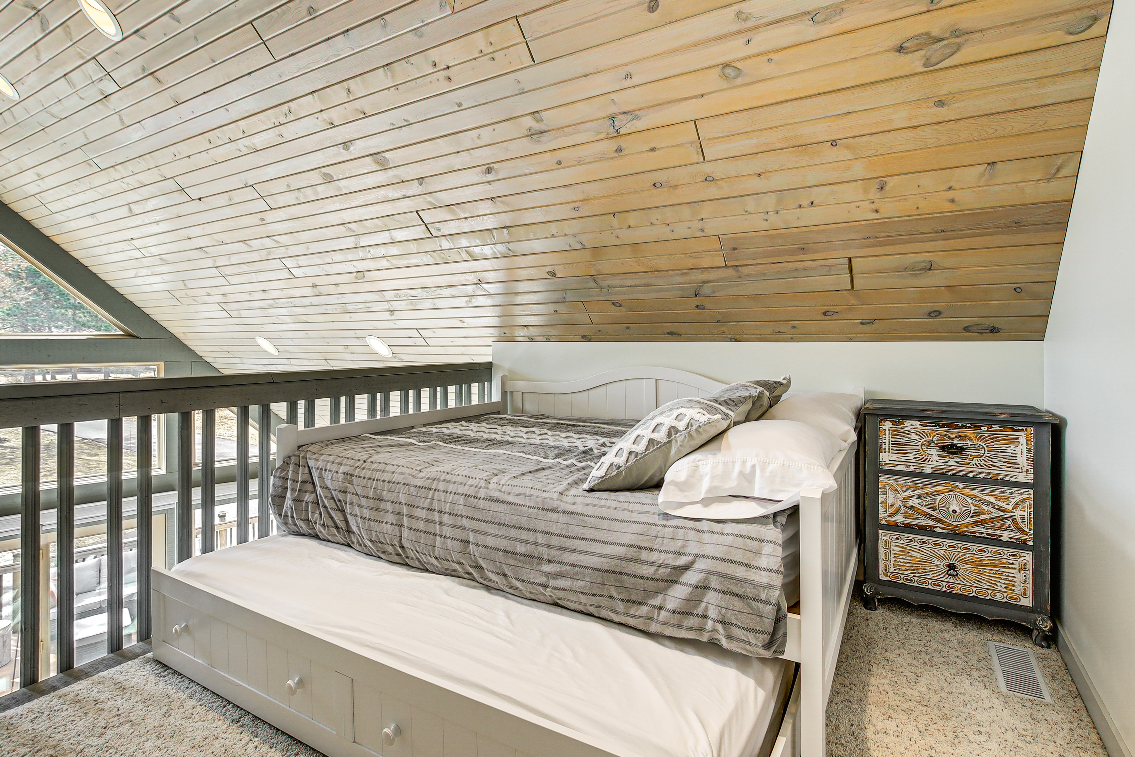 2 Mi to Sand Valley: Family Getaway w/ Deck!