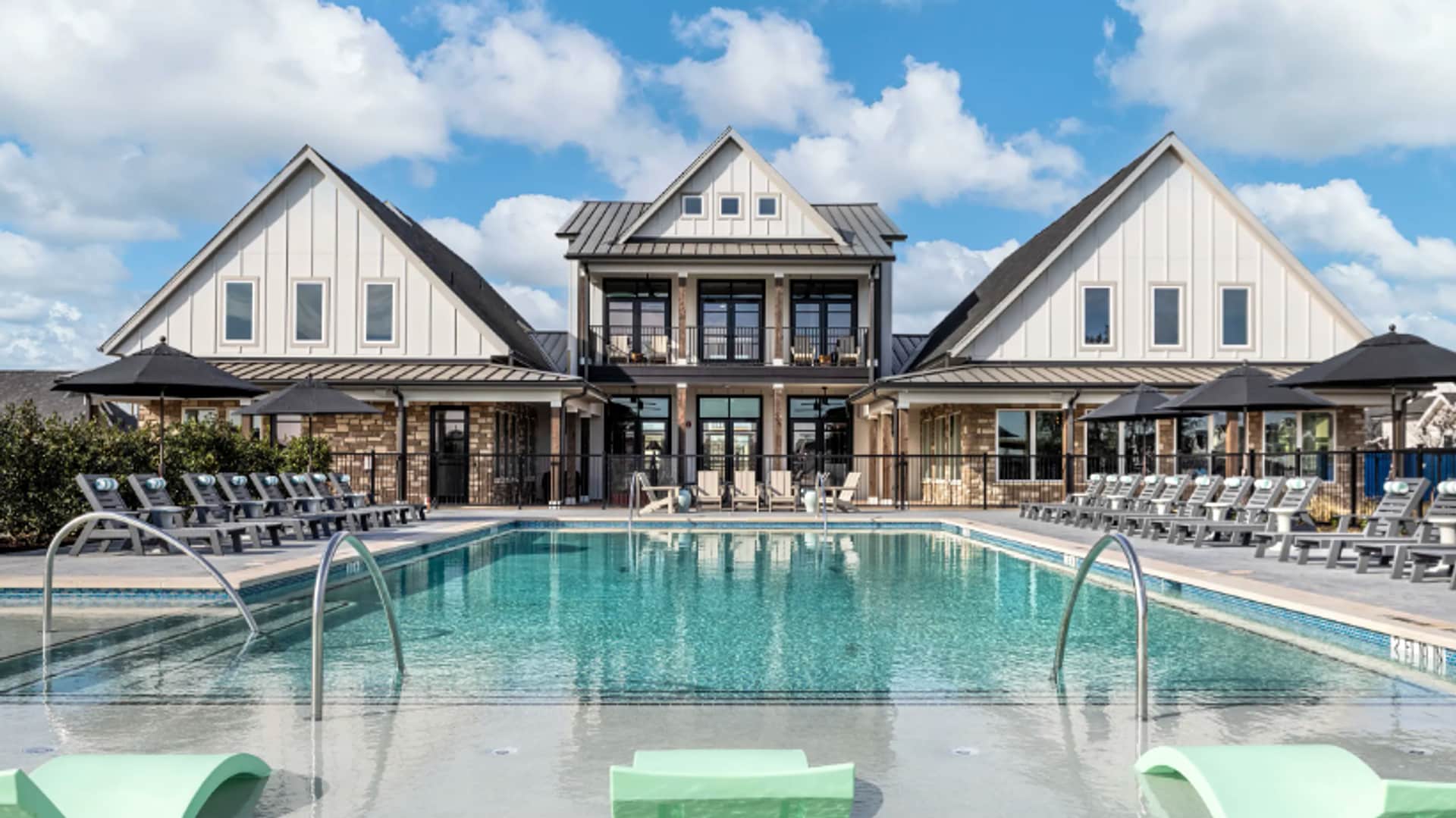 Stunning 1BD, Pool, Gym