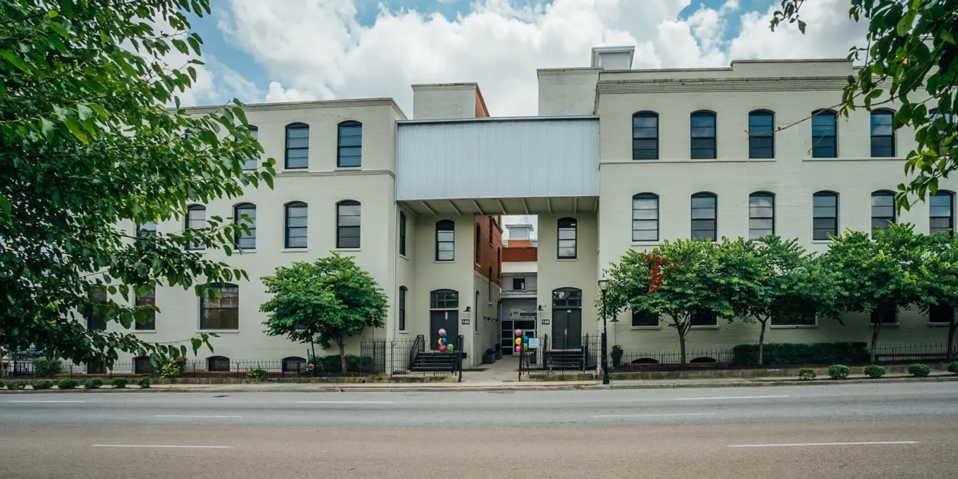 Stylish 1BD, Courtyard, Gym