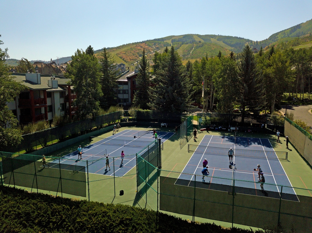 Tennis and pickleball courts (summer only)