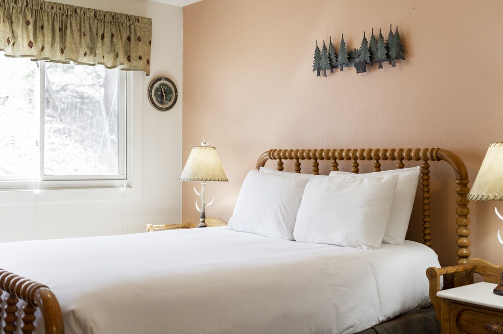 Luxurious king bed in the main bedroom