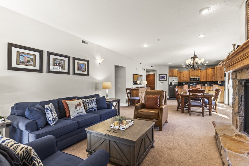 Town Pointe C101 has a spacious living room with cozy furnishings.