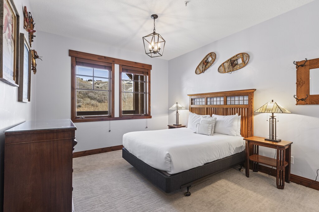 The Town Pointe B304 condominium is the perfect location to ski-in/out to Town Lift and walk to Historic Main Street - Park City, Utah.