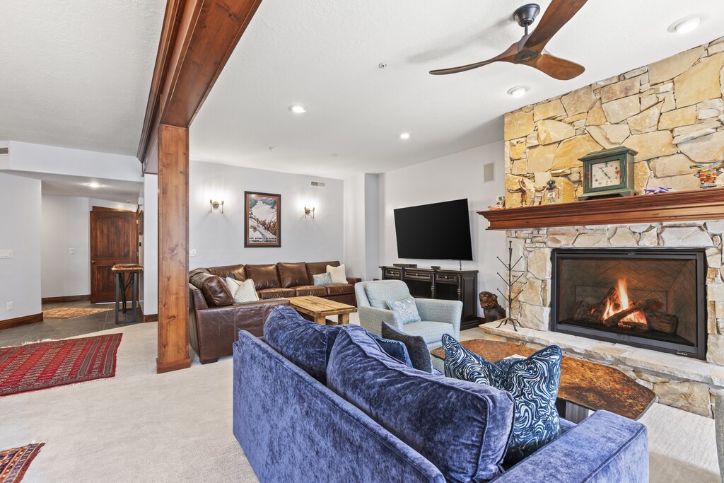 The Town Pointe B304 condominium is the perfect location to ski-in/out to Town Lift and walk to Historic Main Street - Park City, Utah.