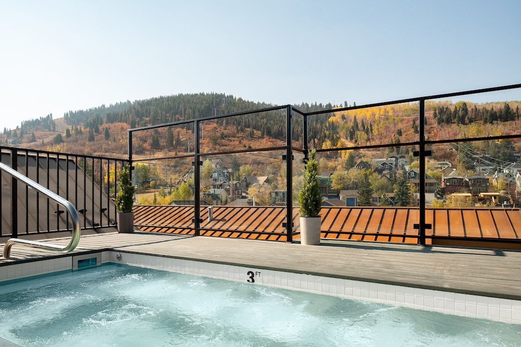 Hot tub overlooks the ski hill