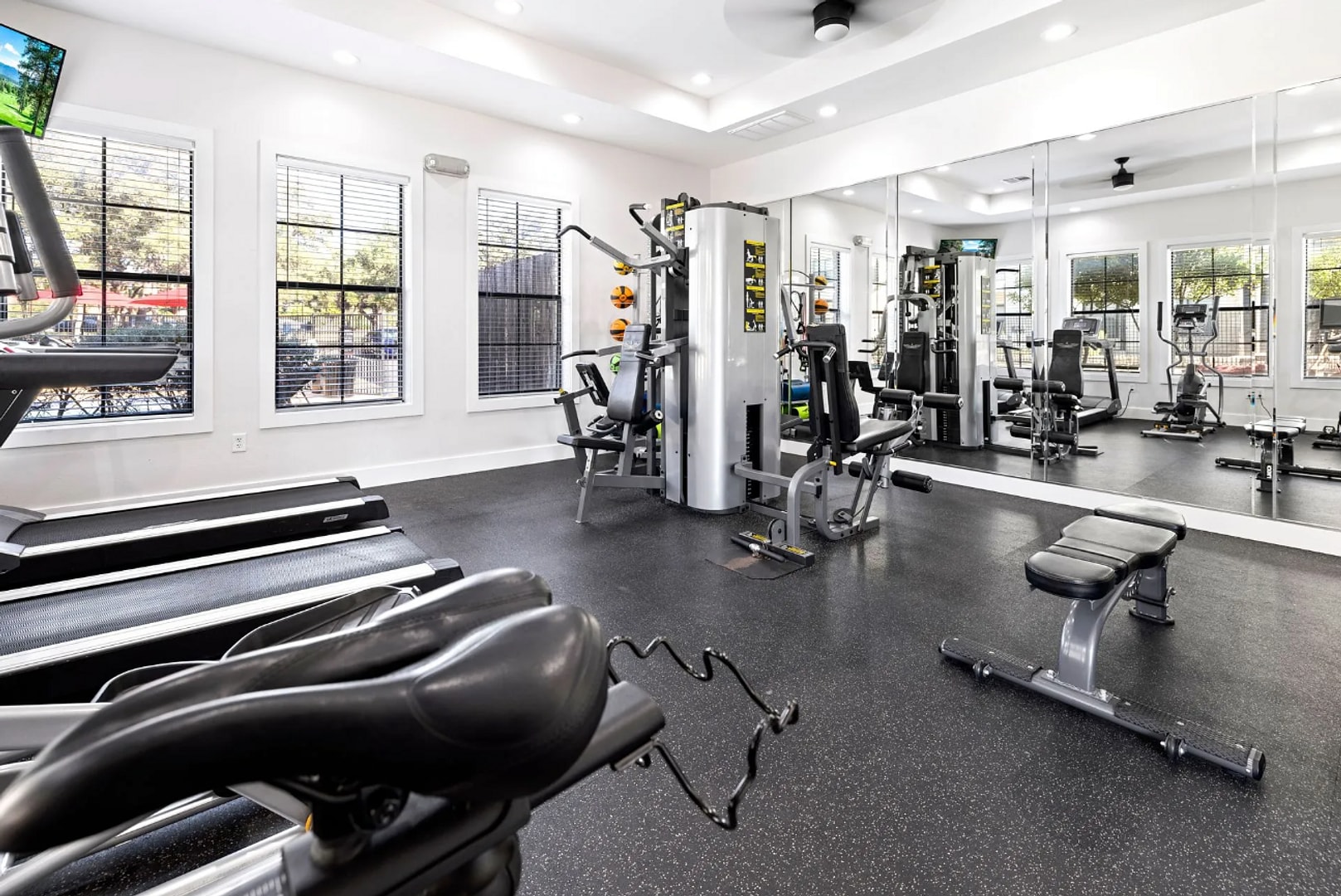 Beautiful 2BD, Clubhouse, Gym