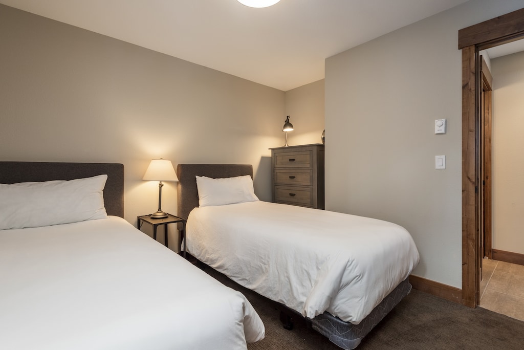 Guest bedroom with twin-sized beds