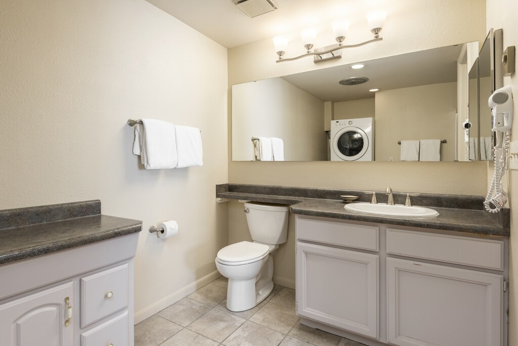 En-suite main bathroom