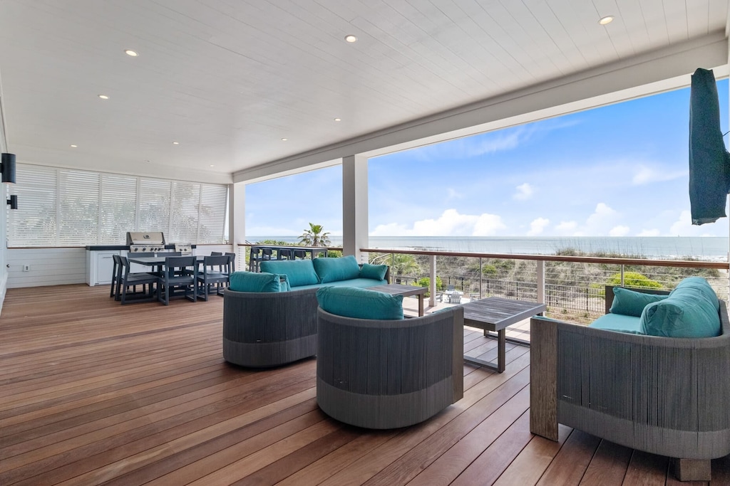 Lots of room for outdoor dining and lounging.