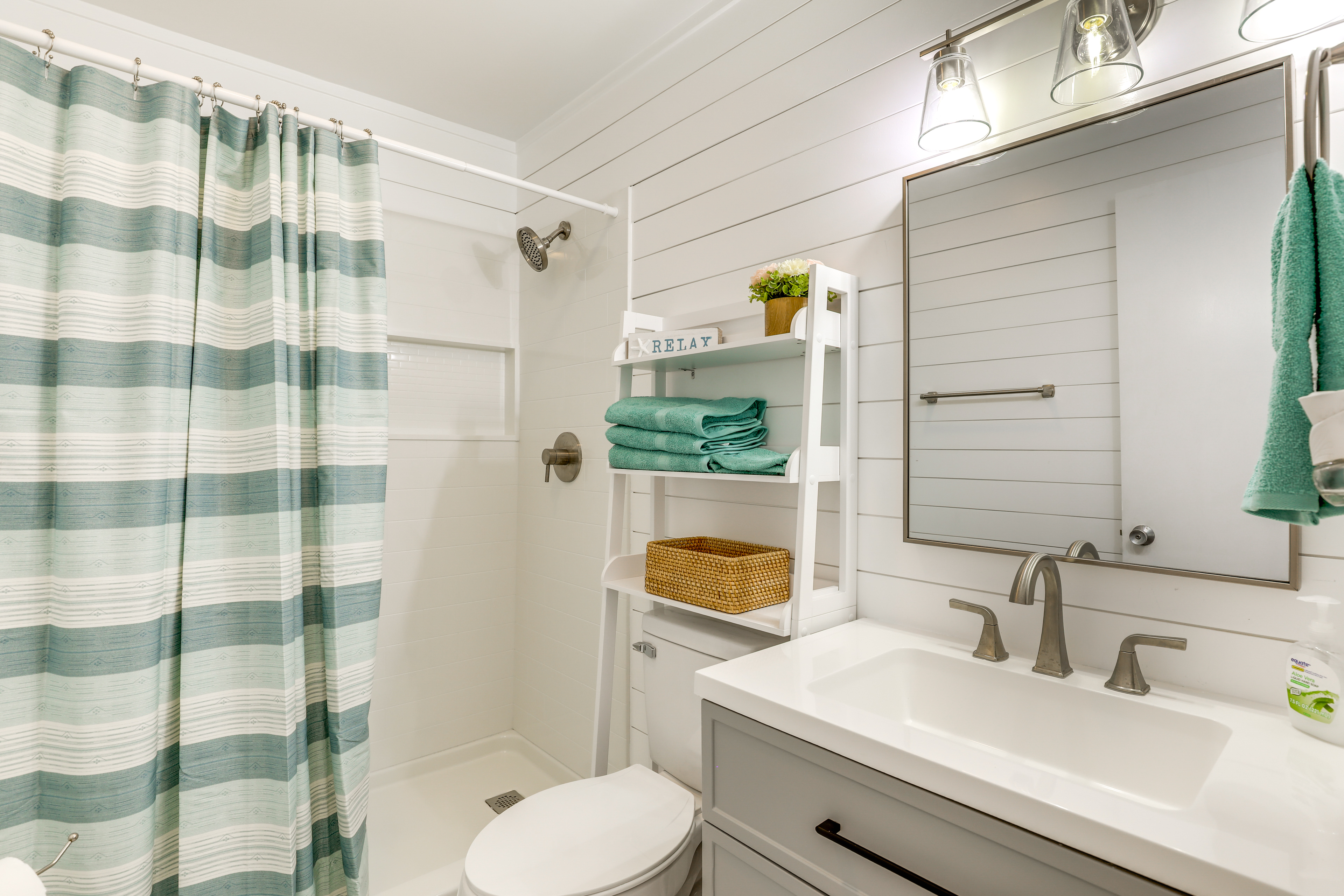 1 Mi to Barefoot Landing: Condo w/ Pool Access!