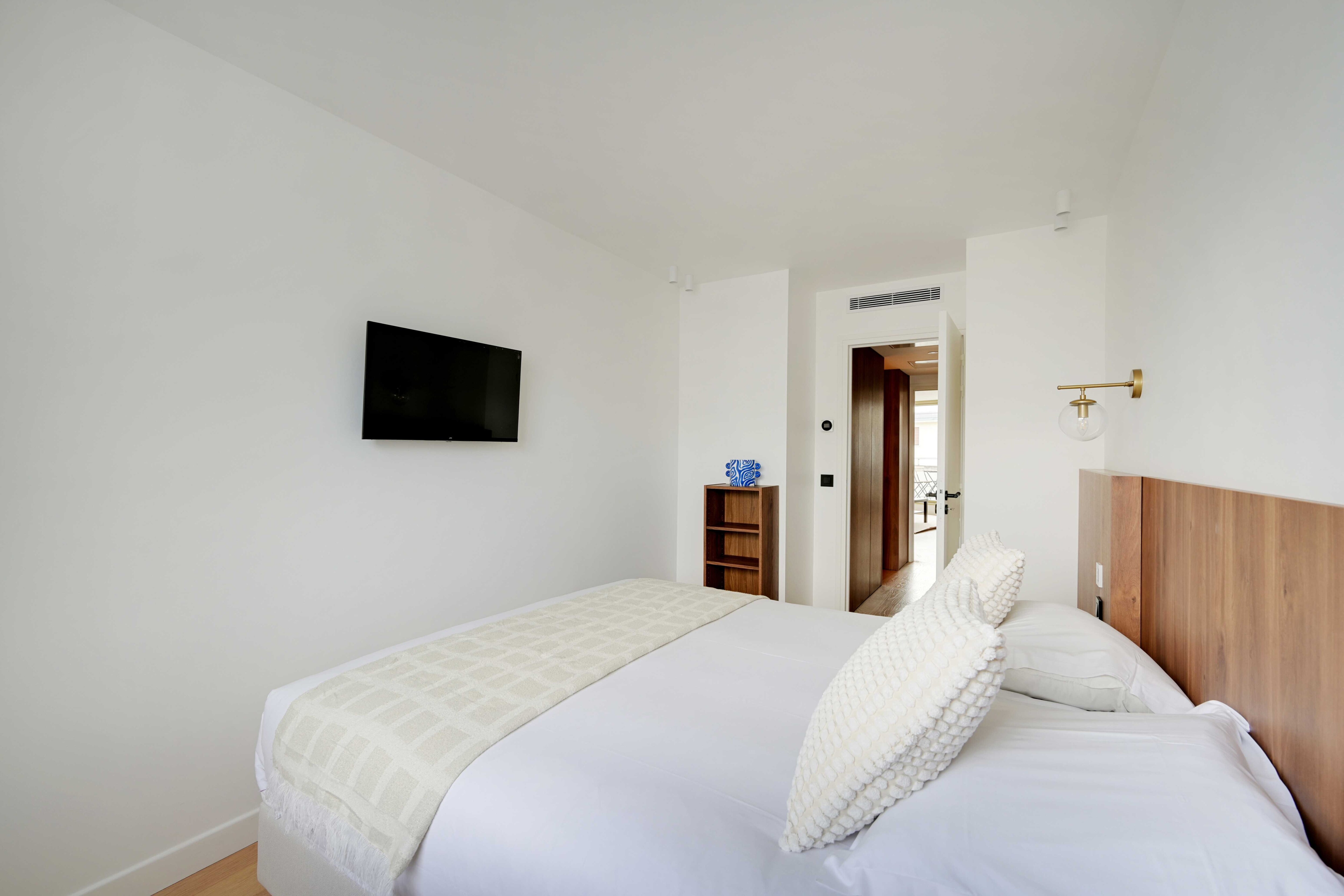 Cozy Modern Apartment in Neuilly with Balcony & AC