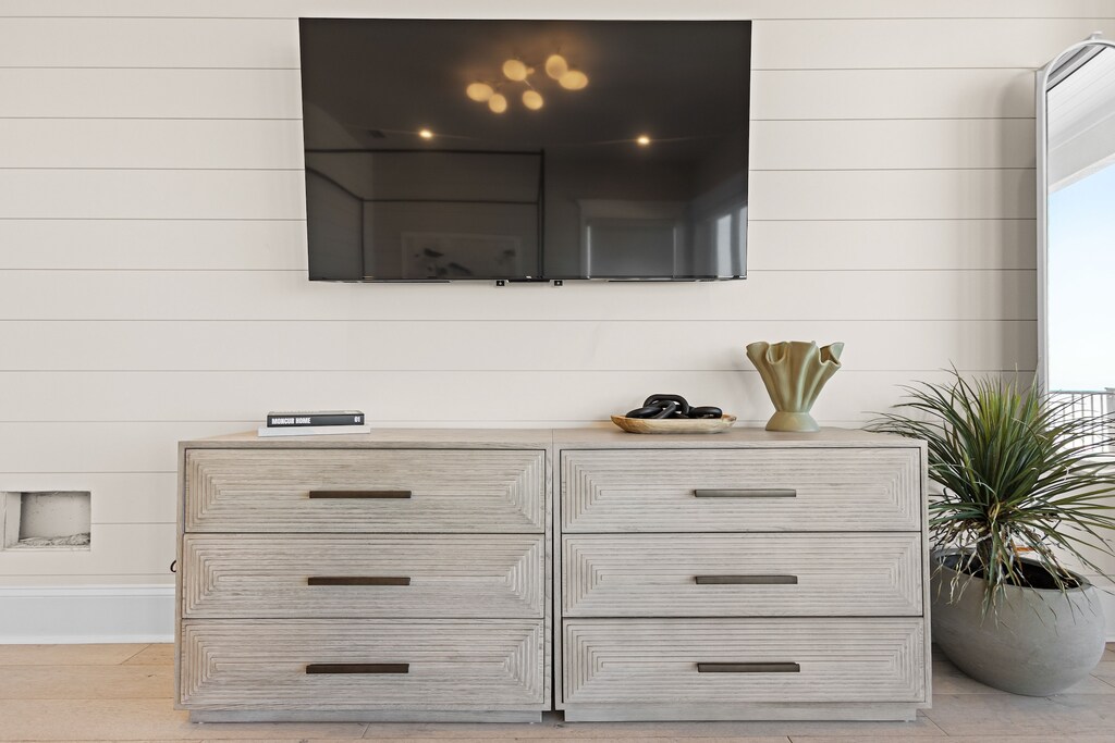 Ninth Bedroom, King