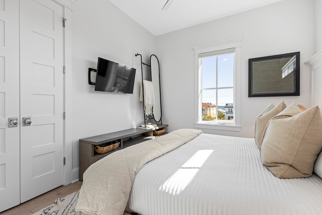 Seventh Bedroom, King