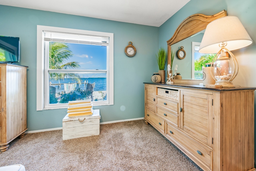 Second Bedroom, Queen
